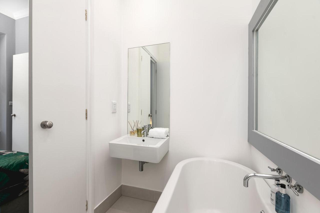 Marine Parade Sea View 2-Bedroom Apartment برايتون المظهر الخارجي الصورة